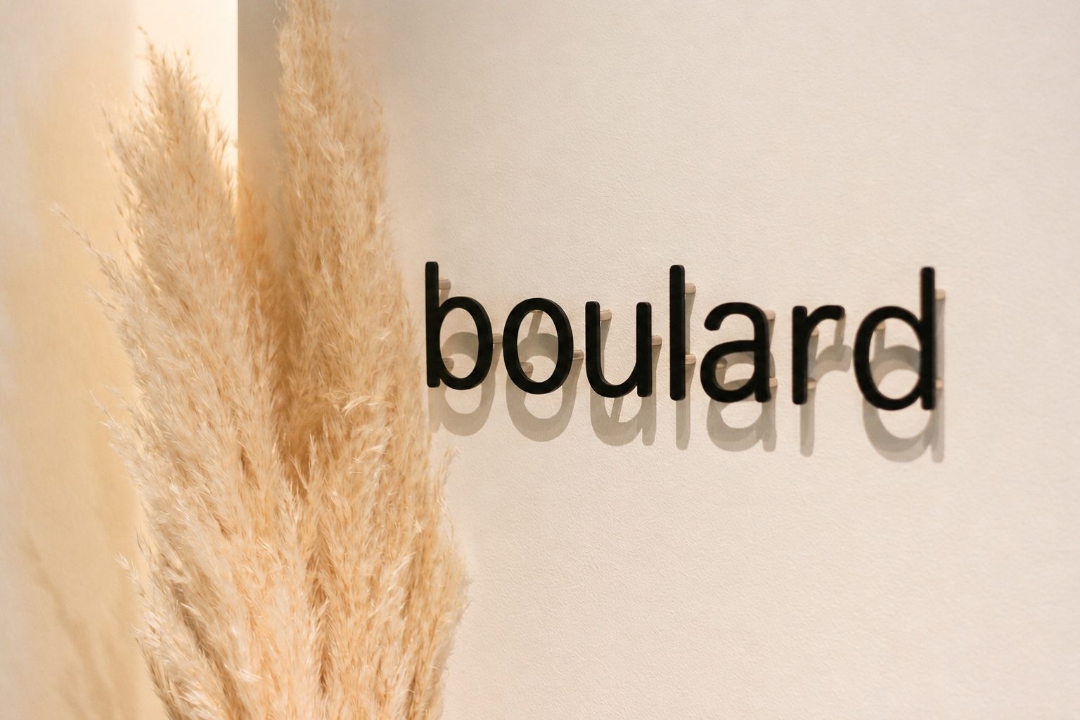 boulardのロゴとドライフラワーの装飾